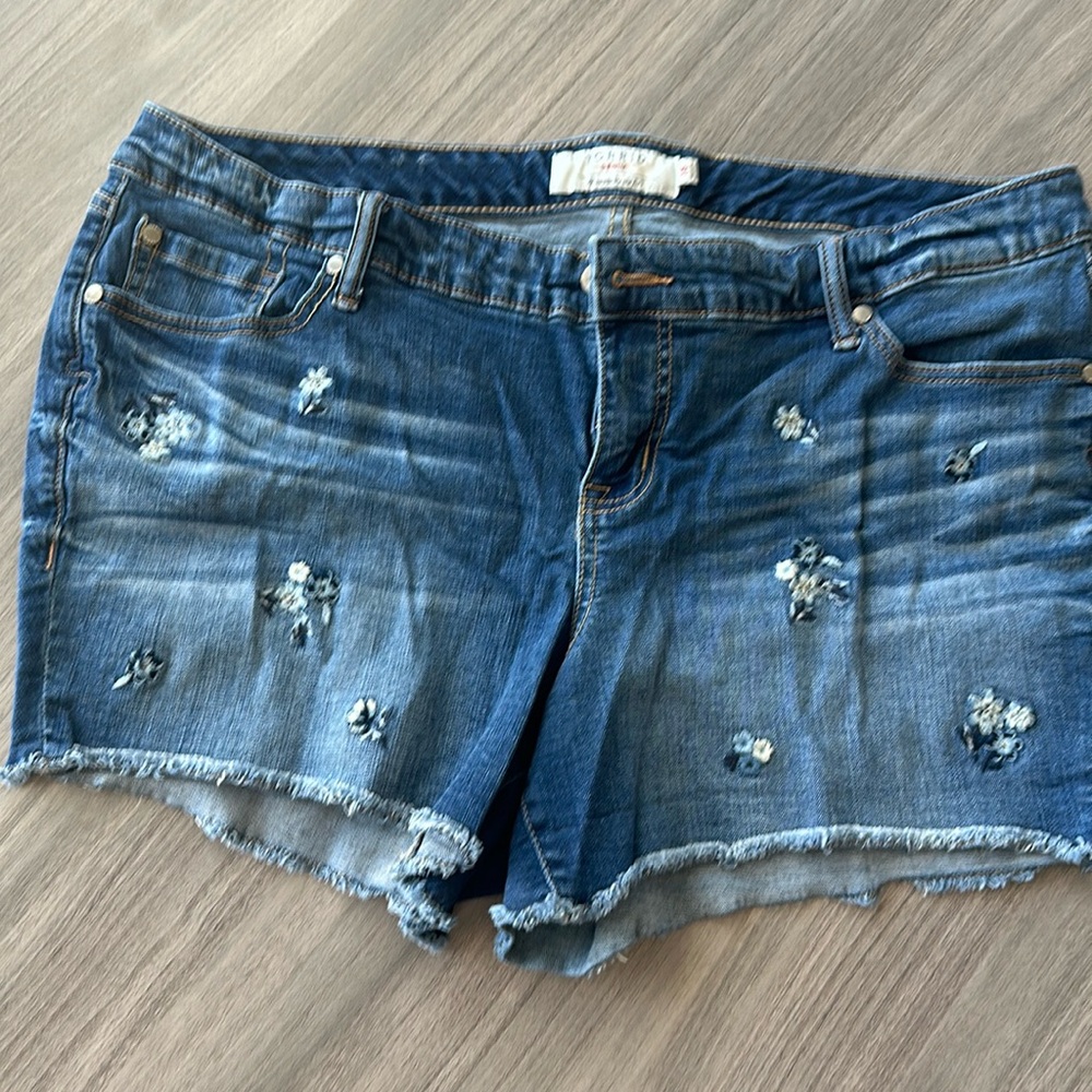 Torrid Flower Embroidered Jean shorts size 18 denim